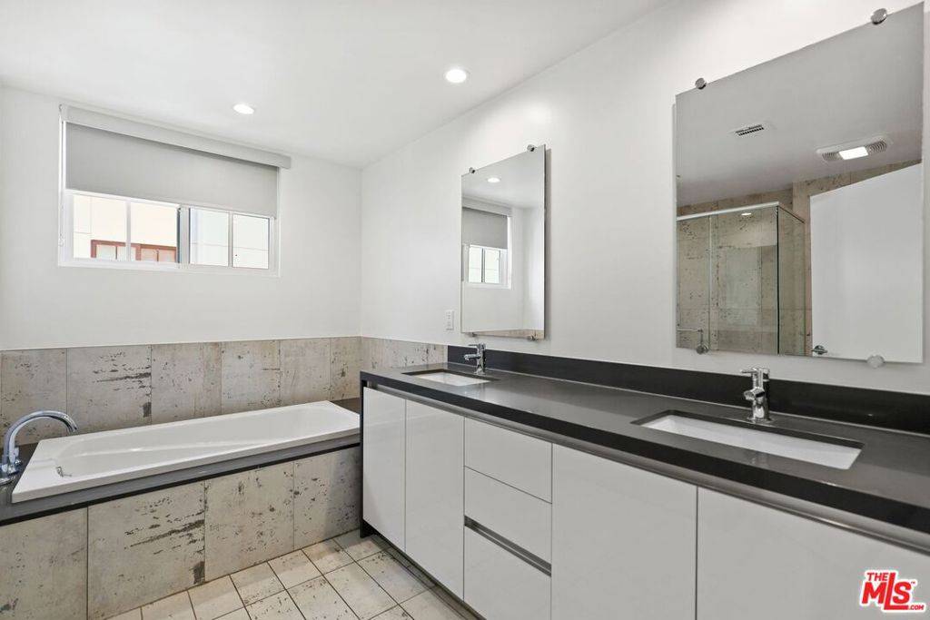 Los Angeles, CA 90049,11818 Dorothy ST #203