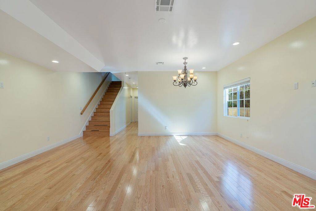 Los Angeles, CA 90016,2020 Hillcrest DR