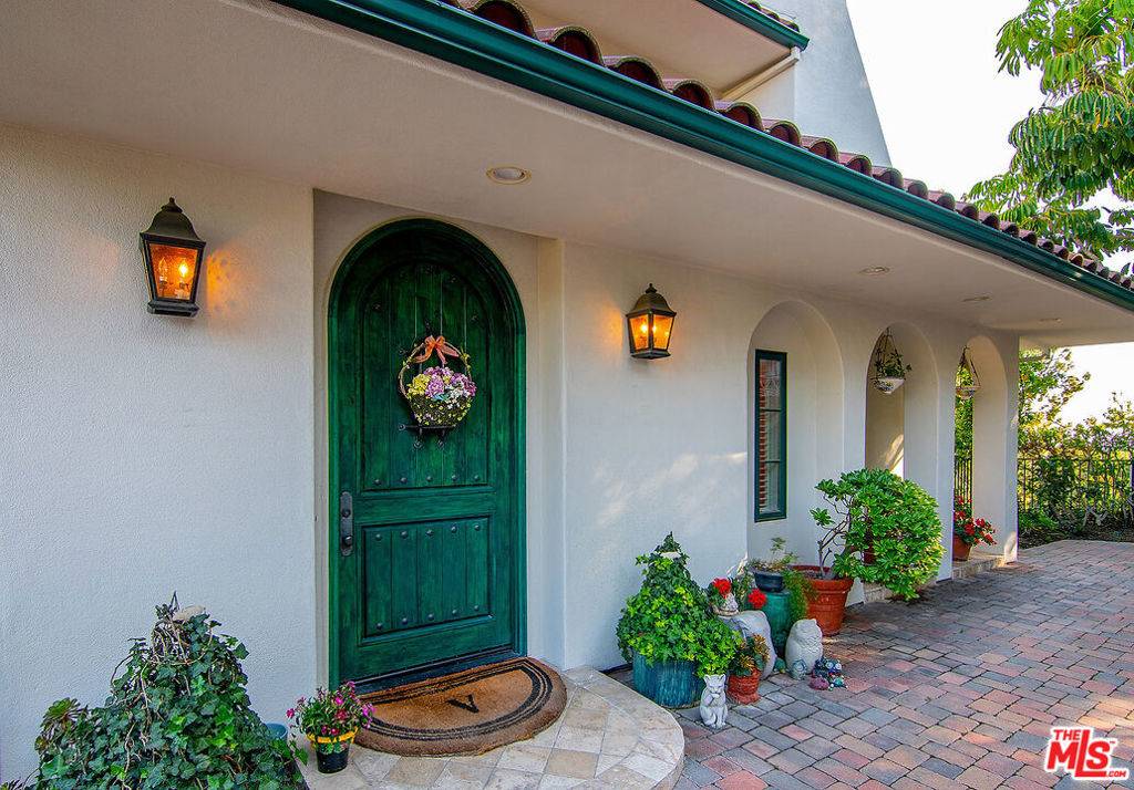 Beverly Hills, CA 90210,1284 LAGO VISTA DR