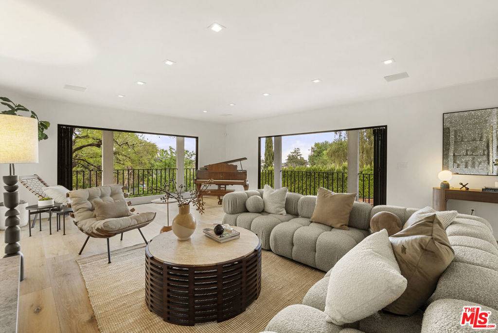 Tarzana, CA 91356,4977 Brewster DR