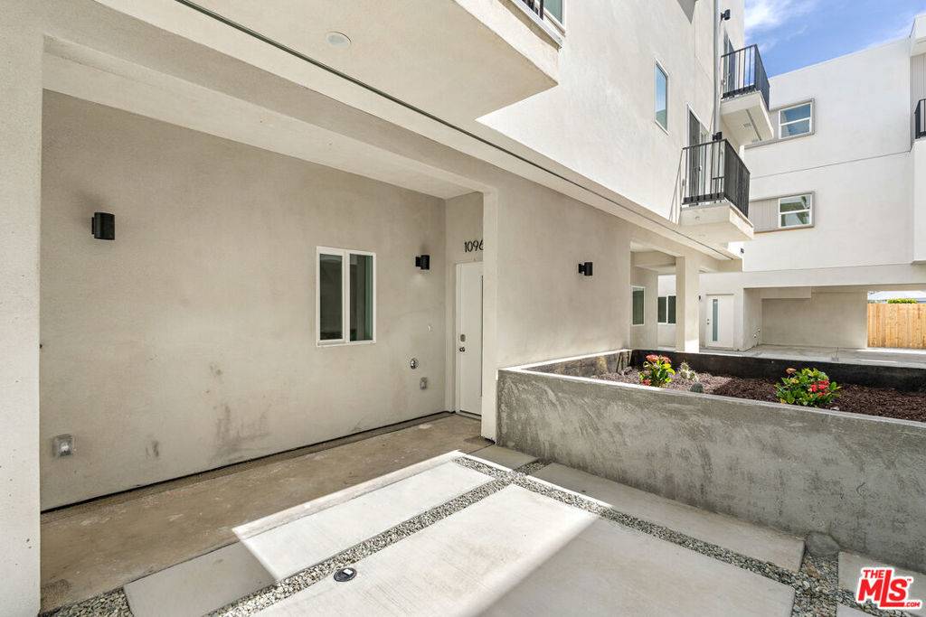 North Hollywood, CA 91606,10959 Calvert #2