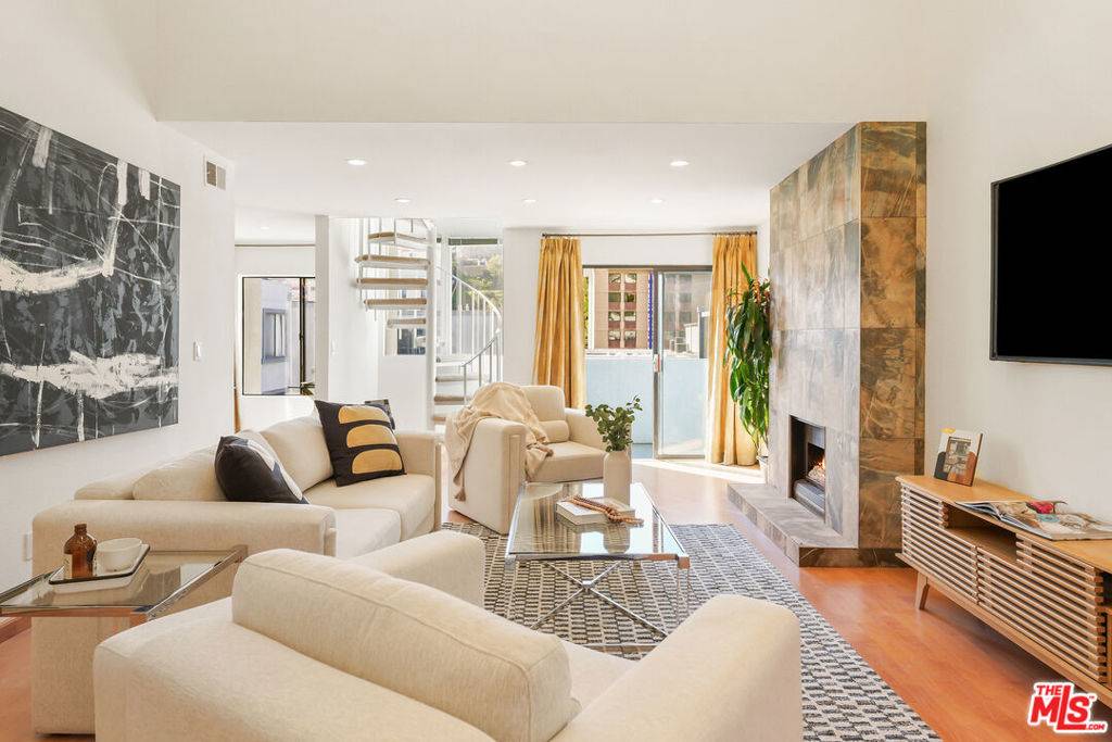 Los Angeles, CA 90068,1940 N Highland AVE #75