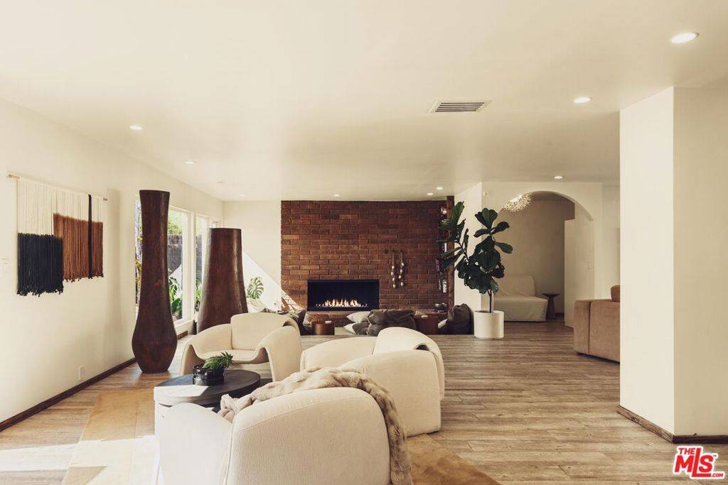 Los Angeles, CA 90049,2533 La Condesa DR