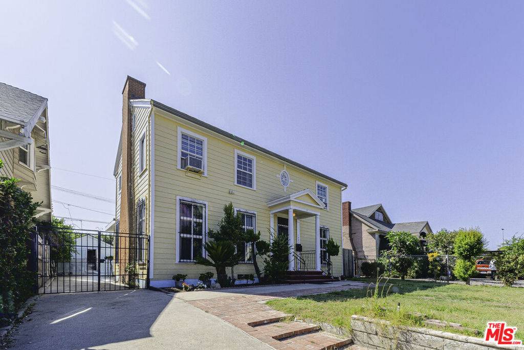 Los Angeles, CA 90019,1041 S Manhattan PL