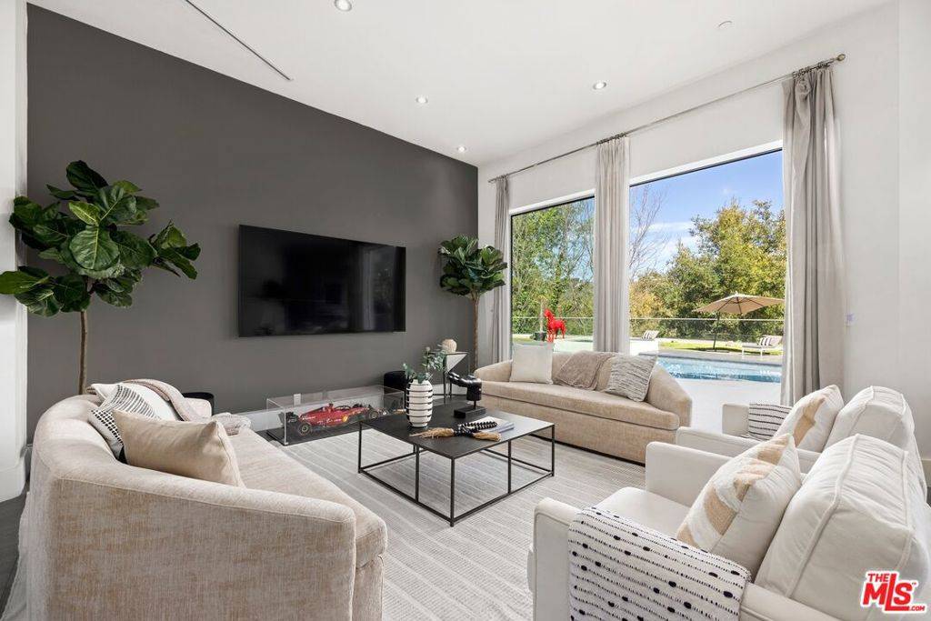 Beverly Hills, CA 90210,2666 Hutton DR