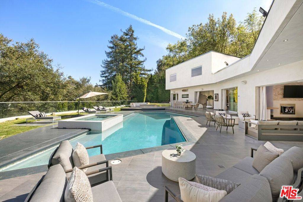 Beverly Hills, CA 90210,2666 Hutton DR