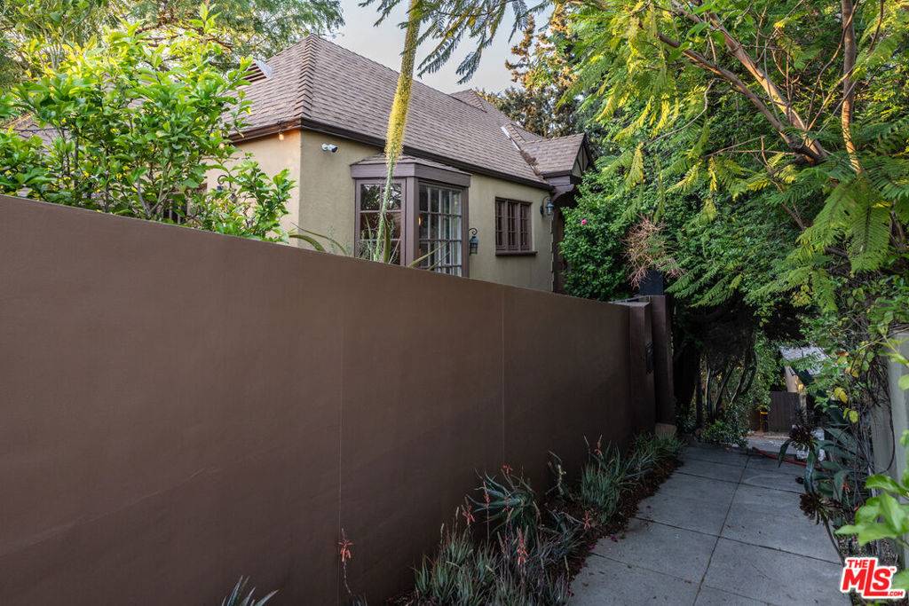 Los Angeles, CA 90042,263 Lamont DR