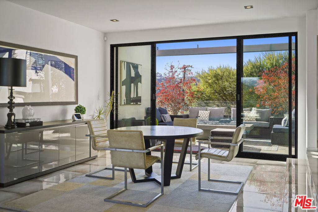 Los Angeles, CA 90068,3437 Troy DR
