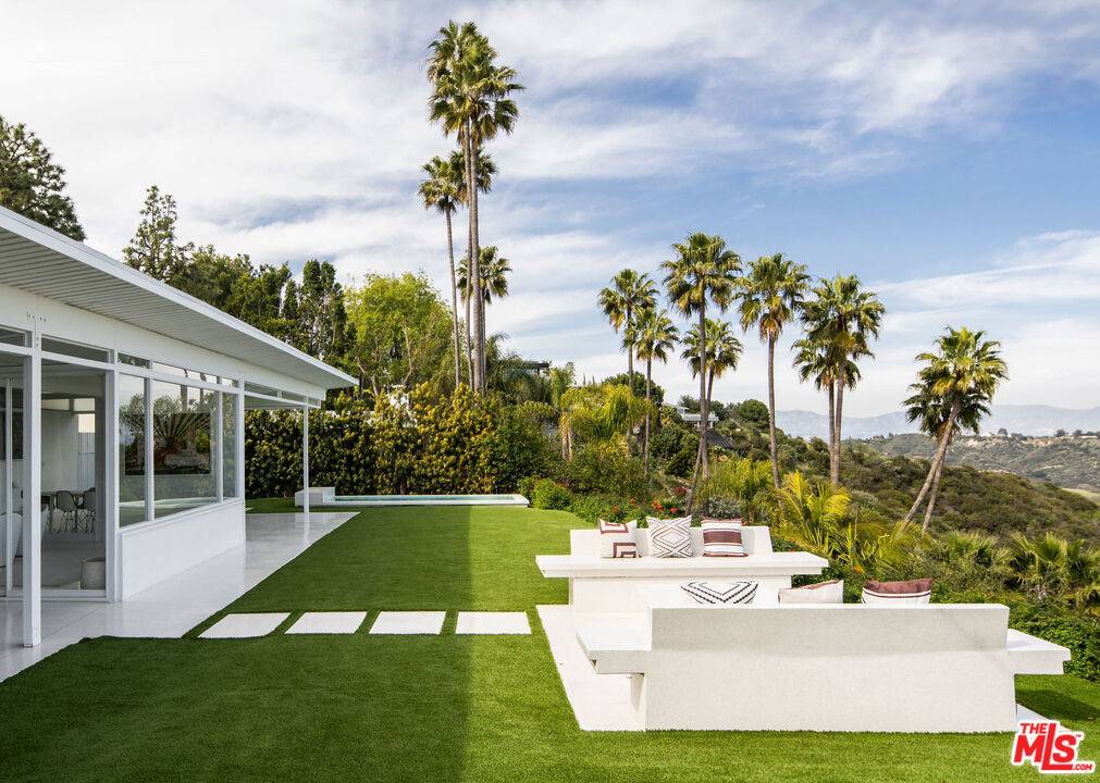 Los Angeles, CA 90077,2262 Stradella RD