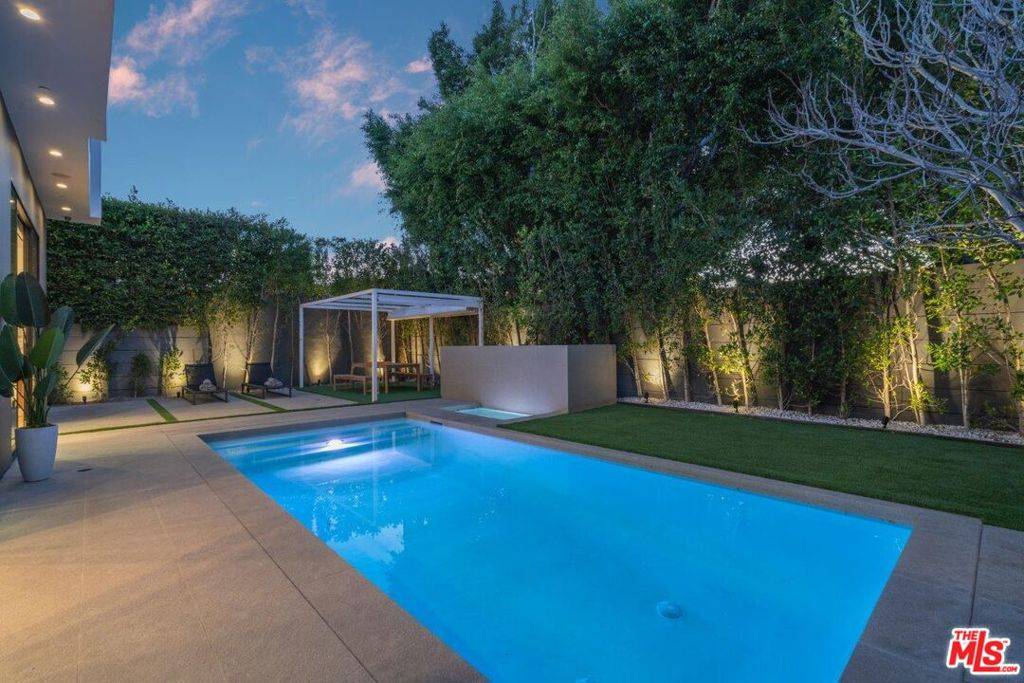 Los Angeles, CA 90048,429 N KINGS RD