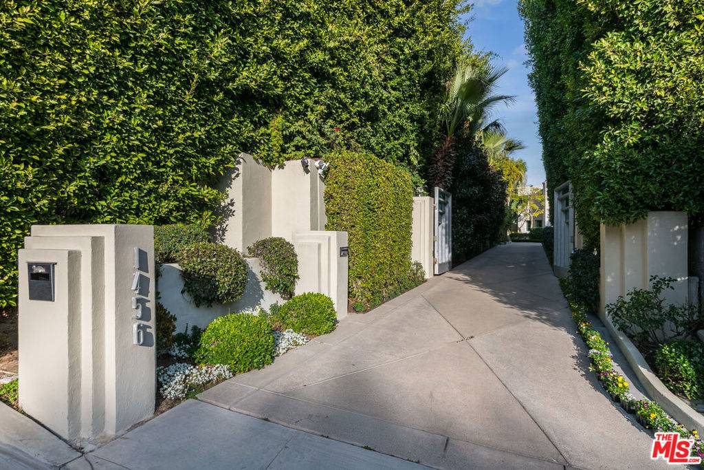 Los Angeles, CA 90069,1456 Blue Jay WAY