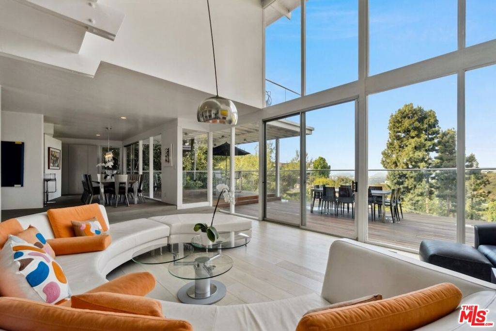 Los Angeles, CA 90069,1501 Skylark LN