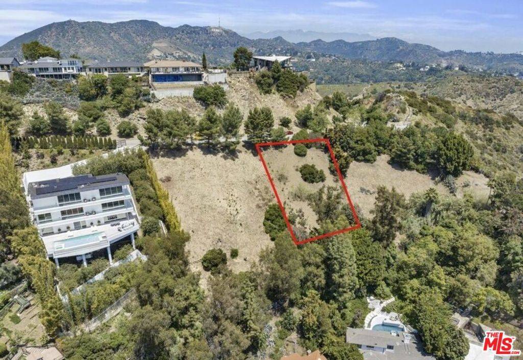 Los Angeles, CA 90068,7060 Mulholland DR