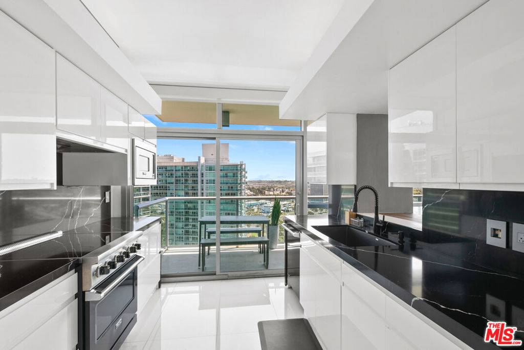 Marina Del Rey, CA 90292,13700 Marina Pointe DR #1701