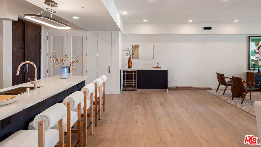 Los Angeles, CA 90049,505 Barrington #302