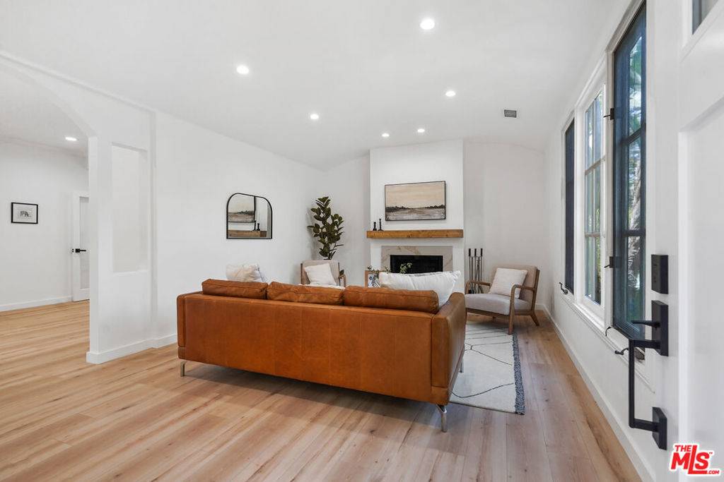 Los Angeles, CA 90048,138 N La Jolla AVE