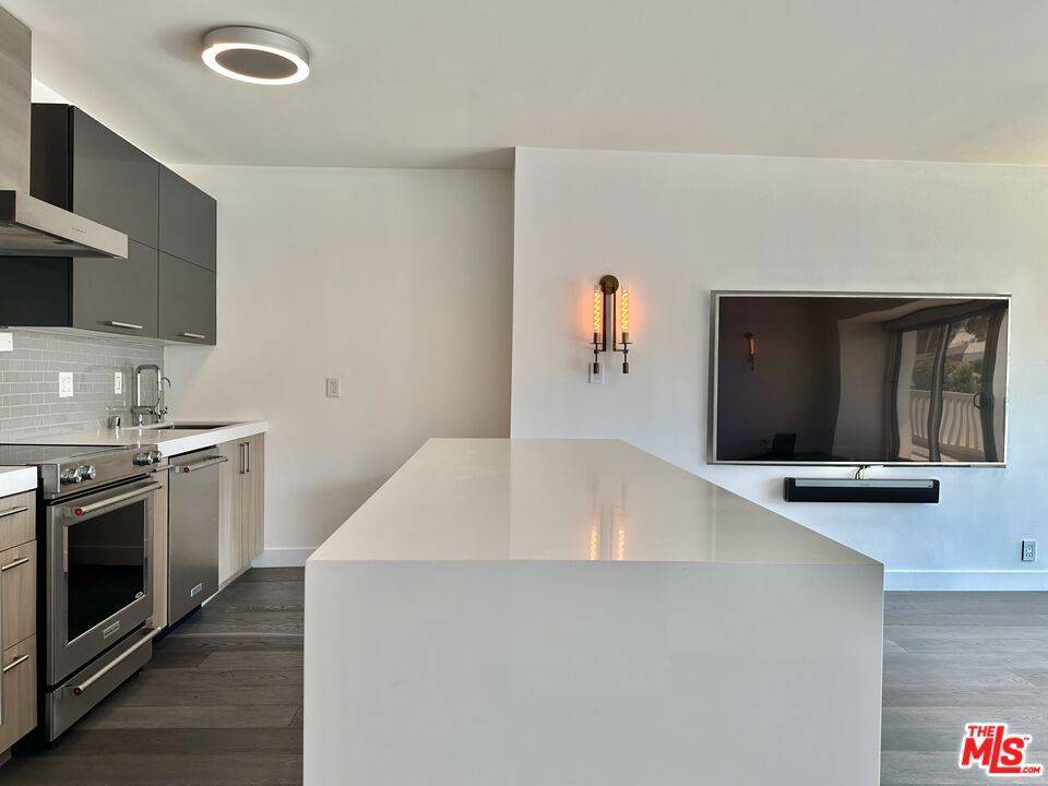 West Hollywood, CA 90069,999 N DOHENY DR #612