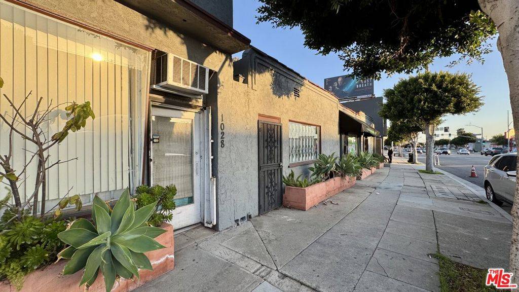 Inglewood, CA 90302,1020 N La Brea AVE