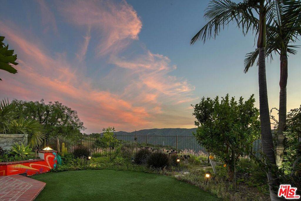 Los Angeles, CA 90049,2305 Canyonback RD