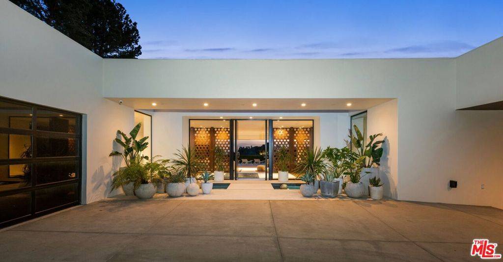 Beverly Hills, CA 90210,1088 N Hillcrest RD