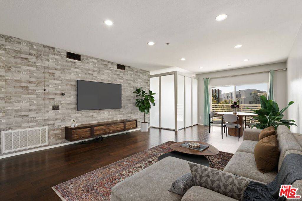 Hawthorne, CA 90250,13126 Union AVE #203