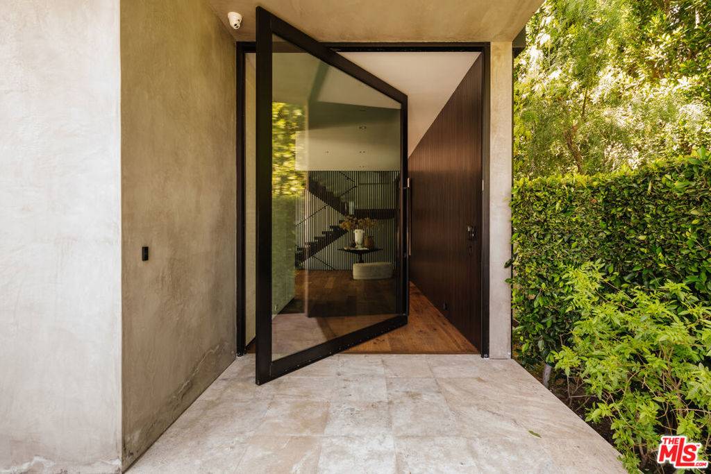 Los Angeles, CA 90069,1383 Londonderry PL