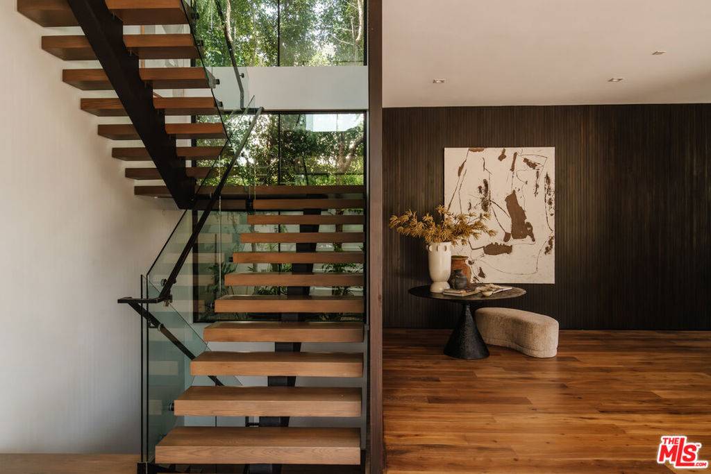 Los Angeles, CA 90069,1383 Londonderry PL