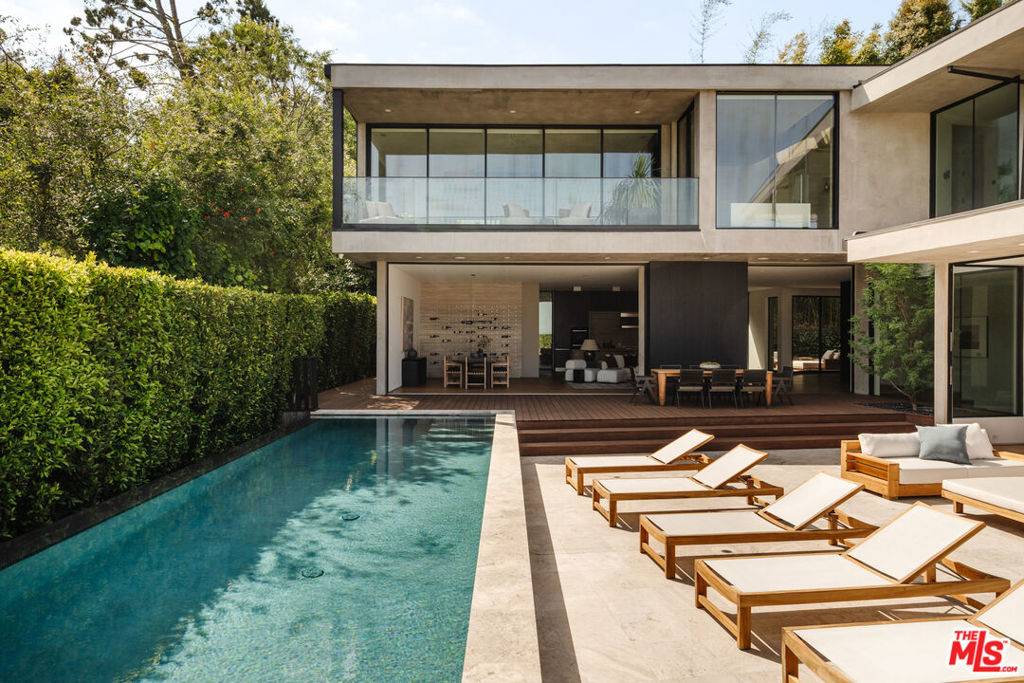 Los Angeles, CA 90069,1383 Londonderry PL