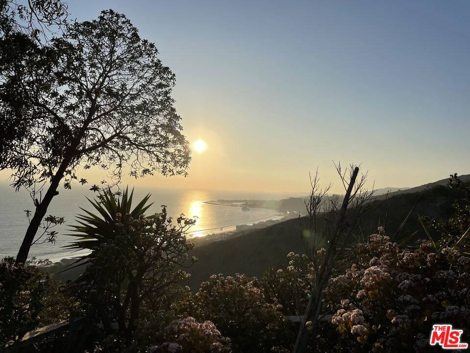 Malibu, CA 90265,22105 Carbon Mesa RD