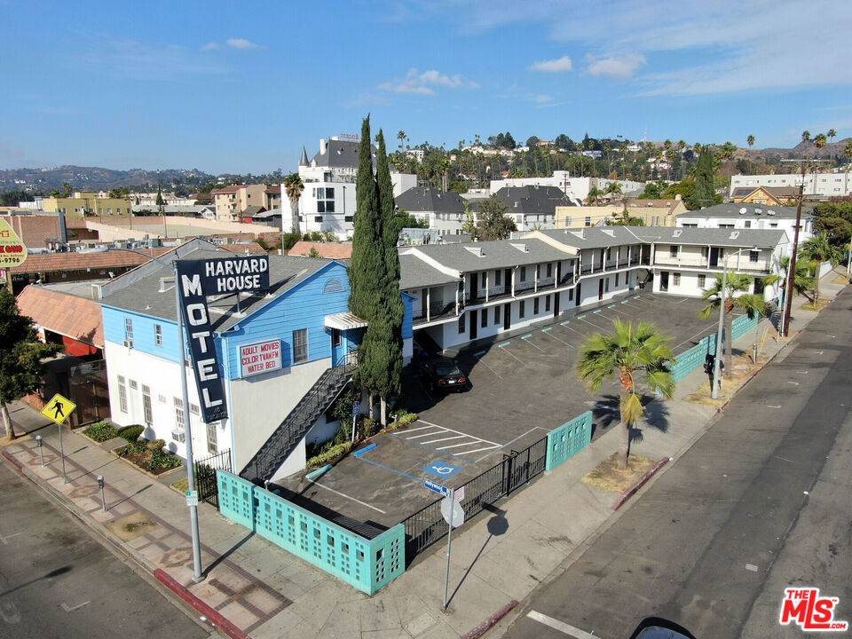 Los Angeles, CA 90027,5251 Hollywood BLVD