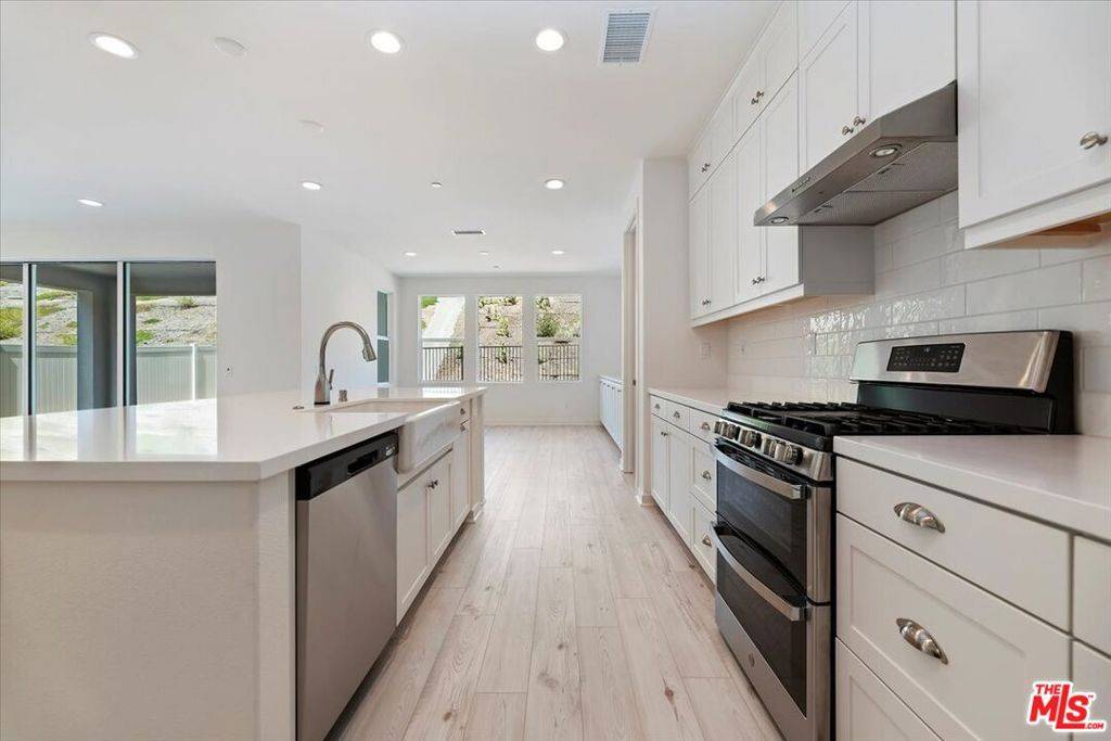 Santa Clarita, CA 91350,18107 Radiance
