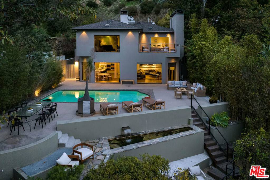 Los Angeles, CA 90069,8540 Hedges WAY