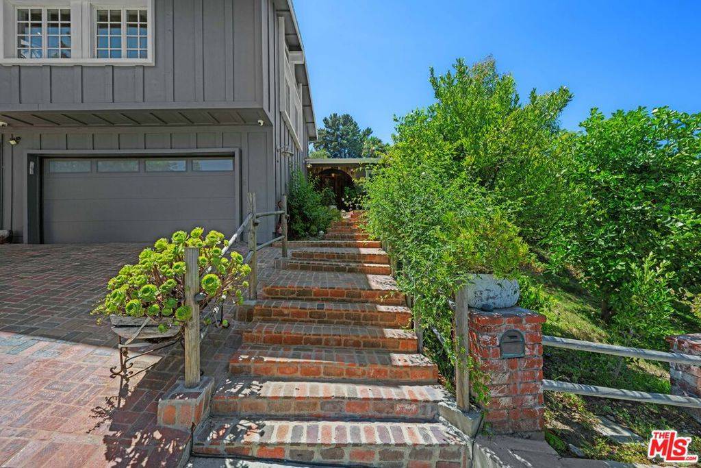 Encino, CA 91436,16582 Calneva DR