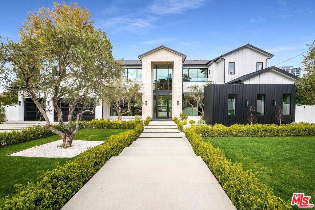 Encino, CA 91436,15907 Valley Vista BLVD