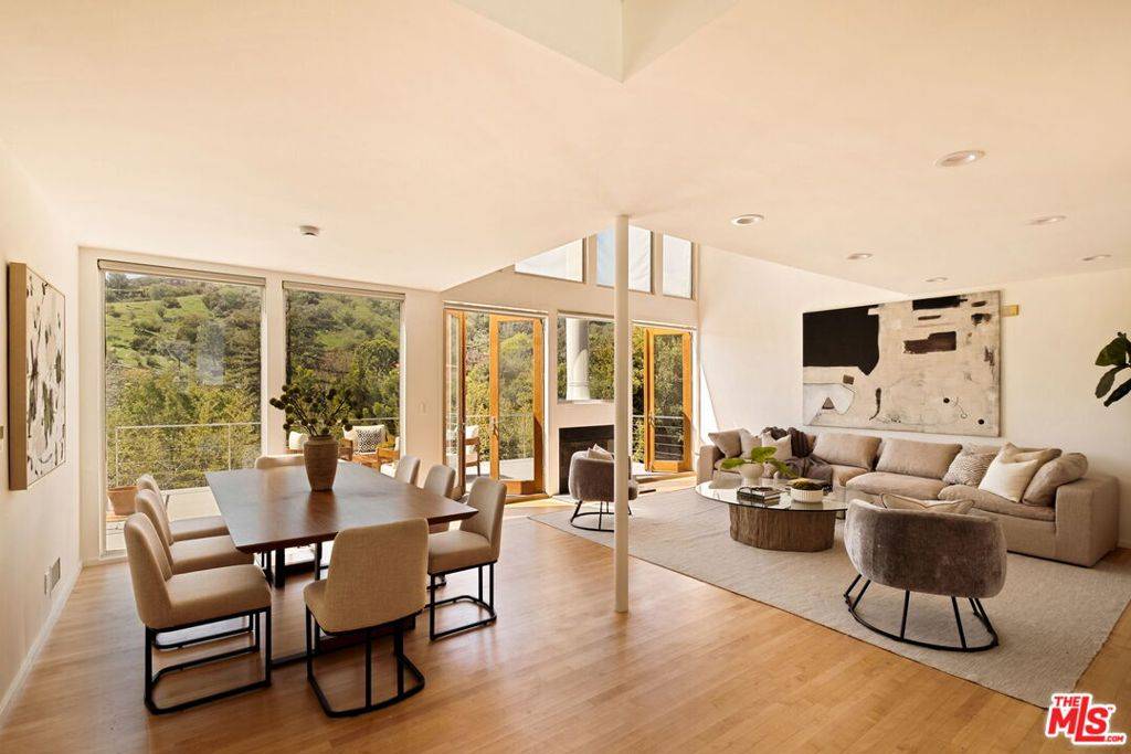 Los Angeles, CA 90068,2776 Outpost DR