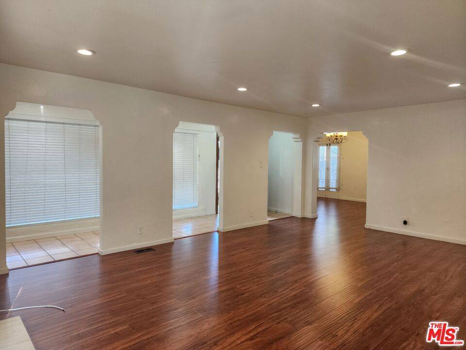 Beverly Hills, CA 90212,328 S Oakhurst DR
