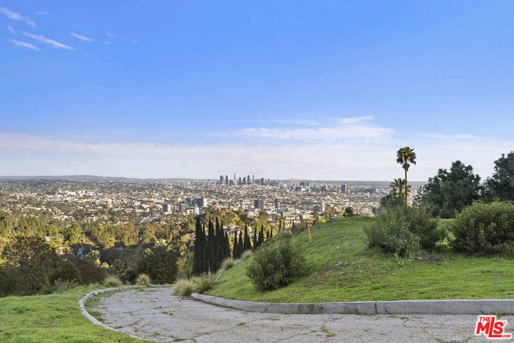 Los Angeles, CA 90068,2666 Larmar RD
