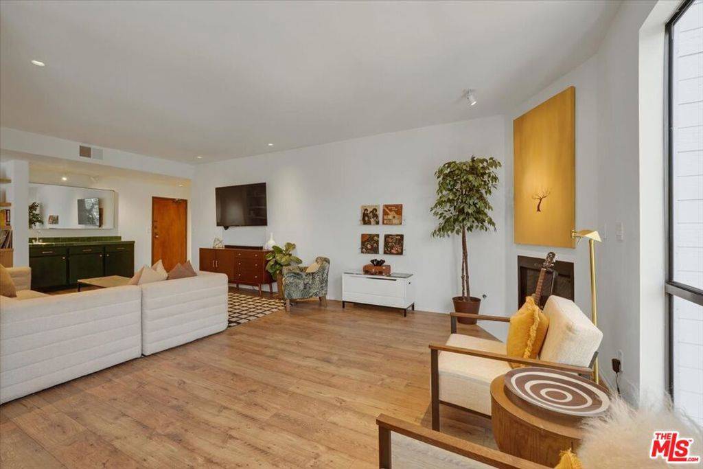 Sherman Oaks, CA 91423,13331 Moorpark ST #222