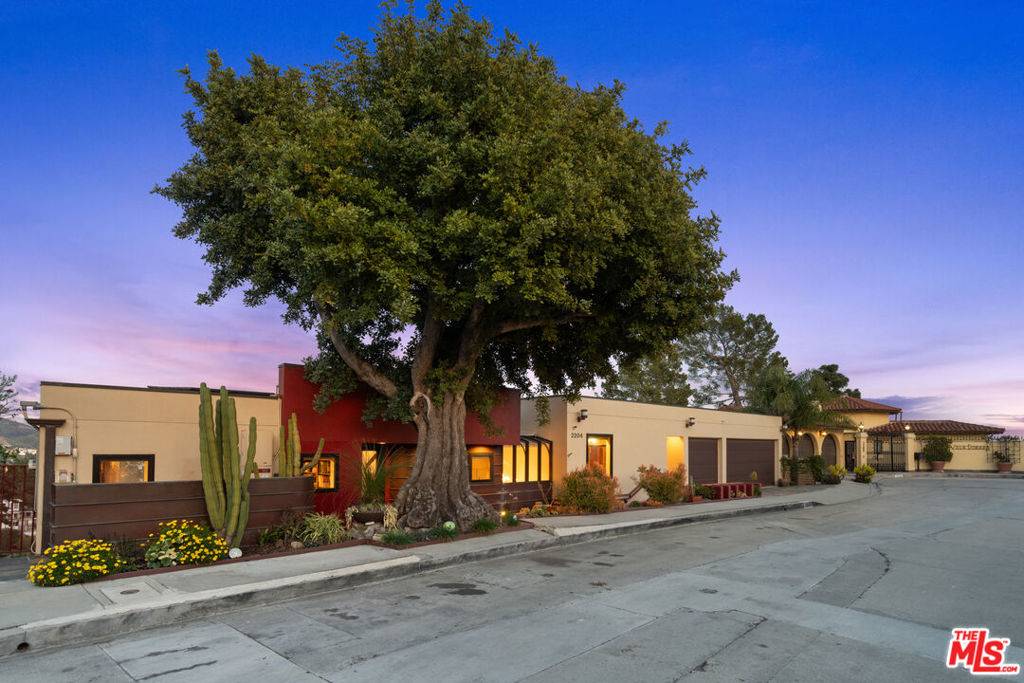 Los Angeles, CA 90068,2204 Maravilla DR