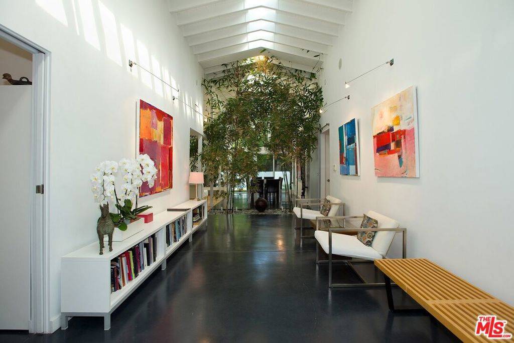 Los Angeles, CA 90046,8515 Allenwood RD