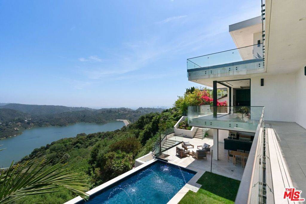 Los Angeles, CA 90077,2180 Stradella RD