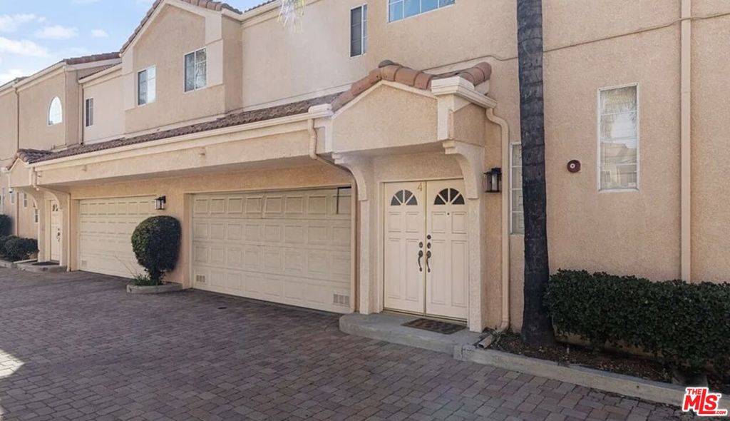 Encino, CA 91316,5200 White Oak AVE #4