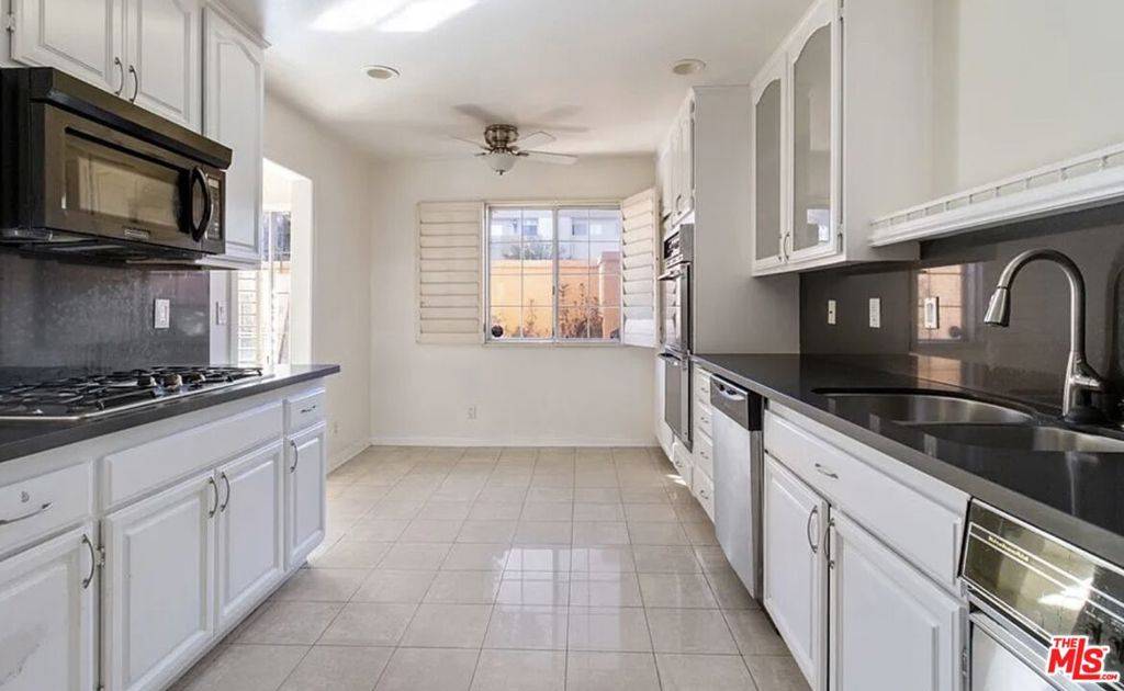 Encino, CA 91316,5200 White Oak AVE #4