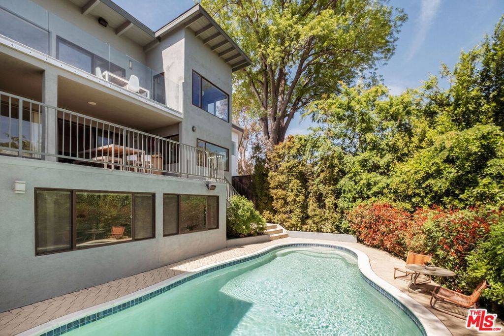 Los Angeles, CA 90027,3672 Holboro DR