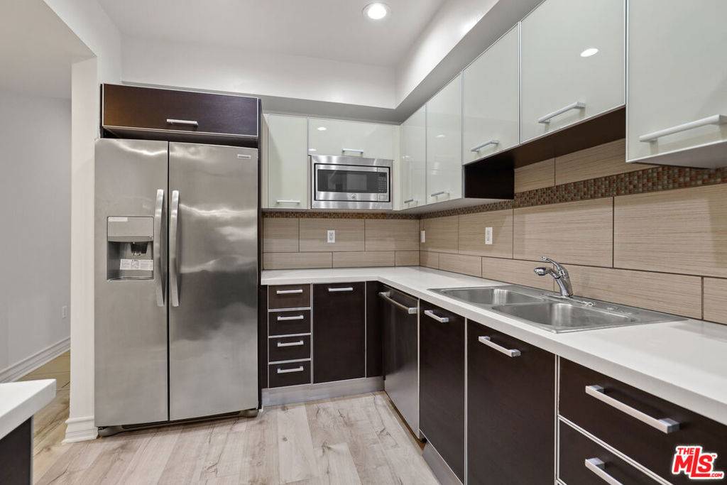 Los Angeles, CA 90048,107 S Sweetzer AVE #305