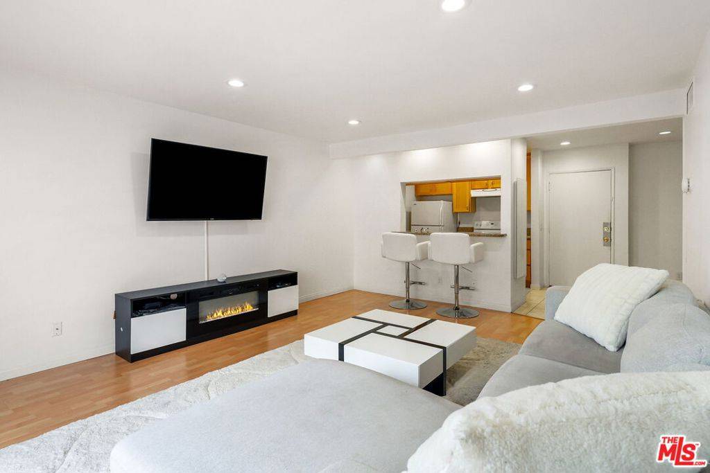 Encino, CA 91316,5460 White Oak AVE #F201