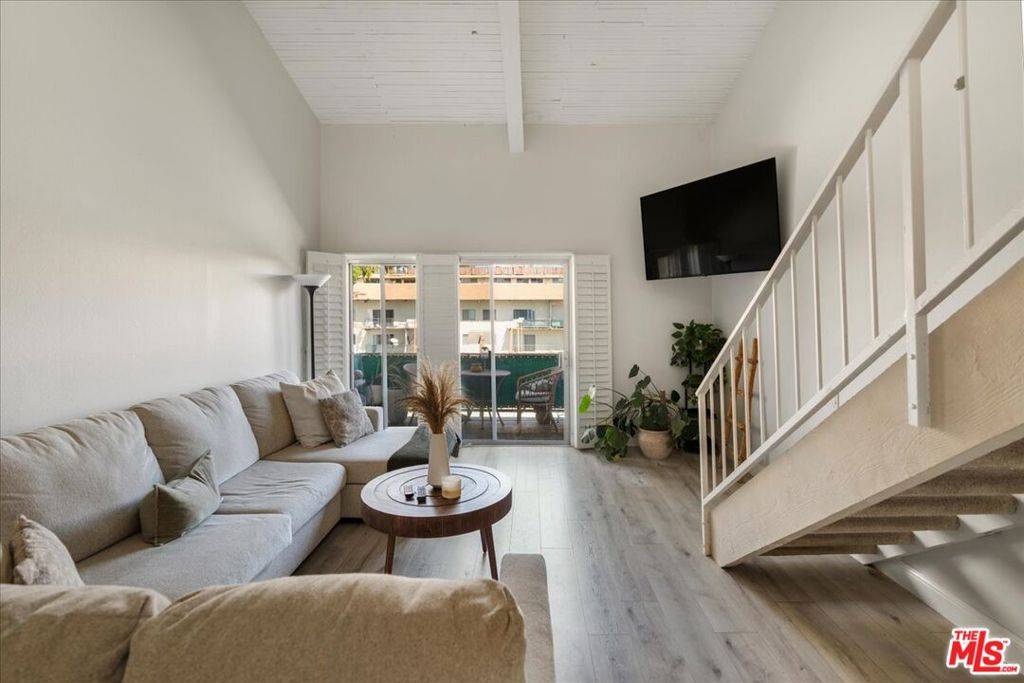 Encino, CA 91316,5460 White Oak AVE #E305