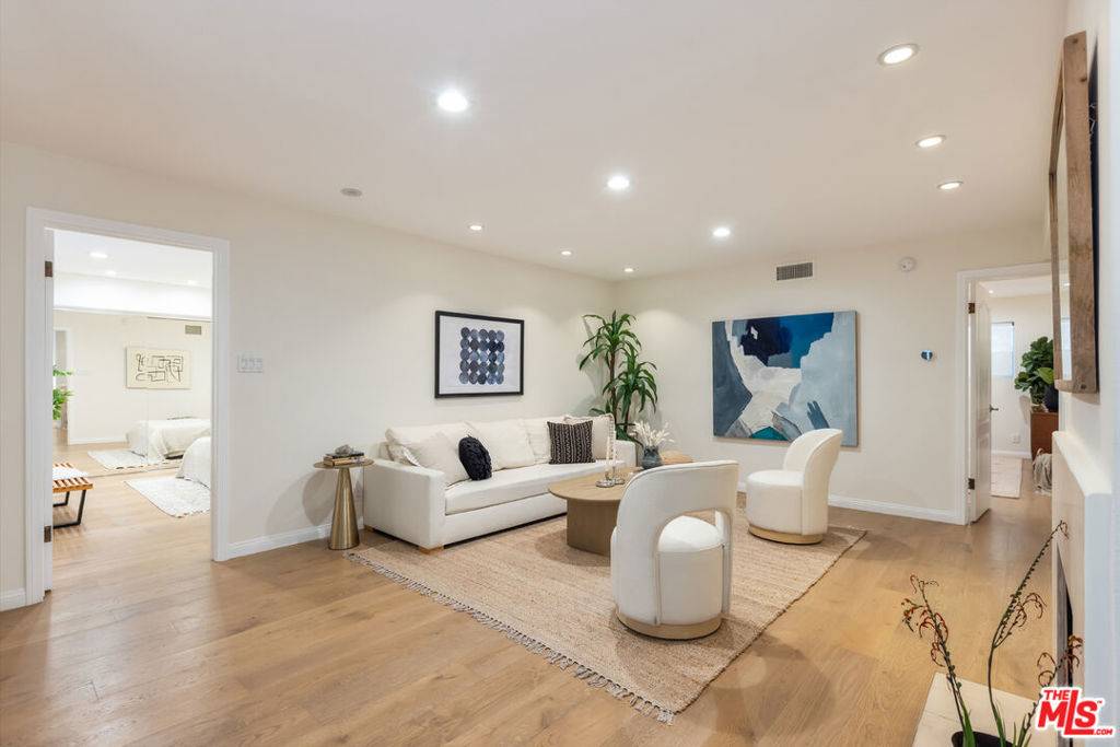 Santa Monica, CA 90402,222 7th ST #112
