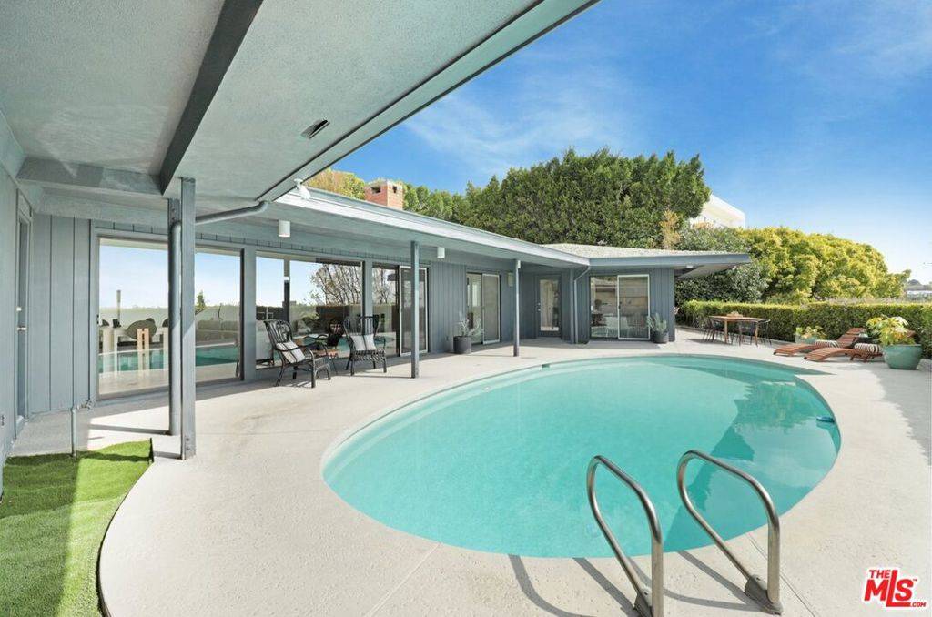 Los Angeles, CA 90069,1492 Blue Jay WAY