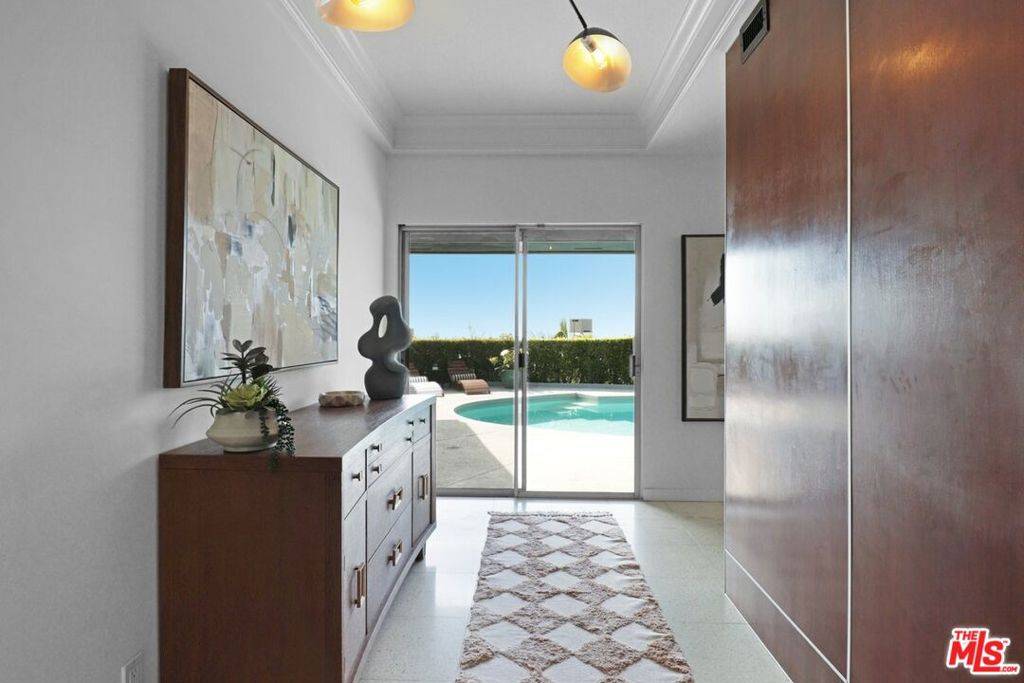 Los Angeles, CA 90069,1492 Blue Jay WAY